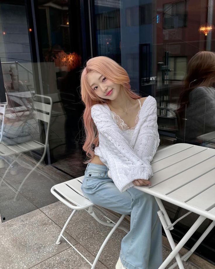 gente a heloise sentada esperando posando pra foto meu deus eu amo essa mulher