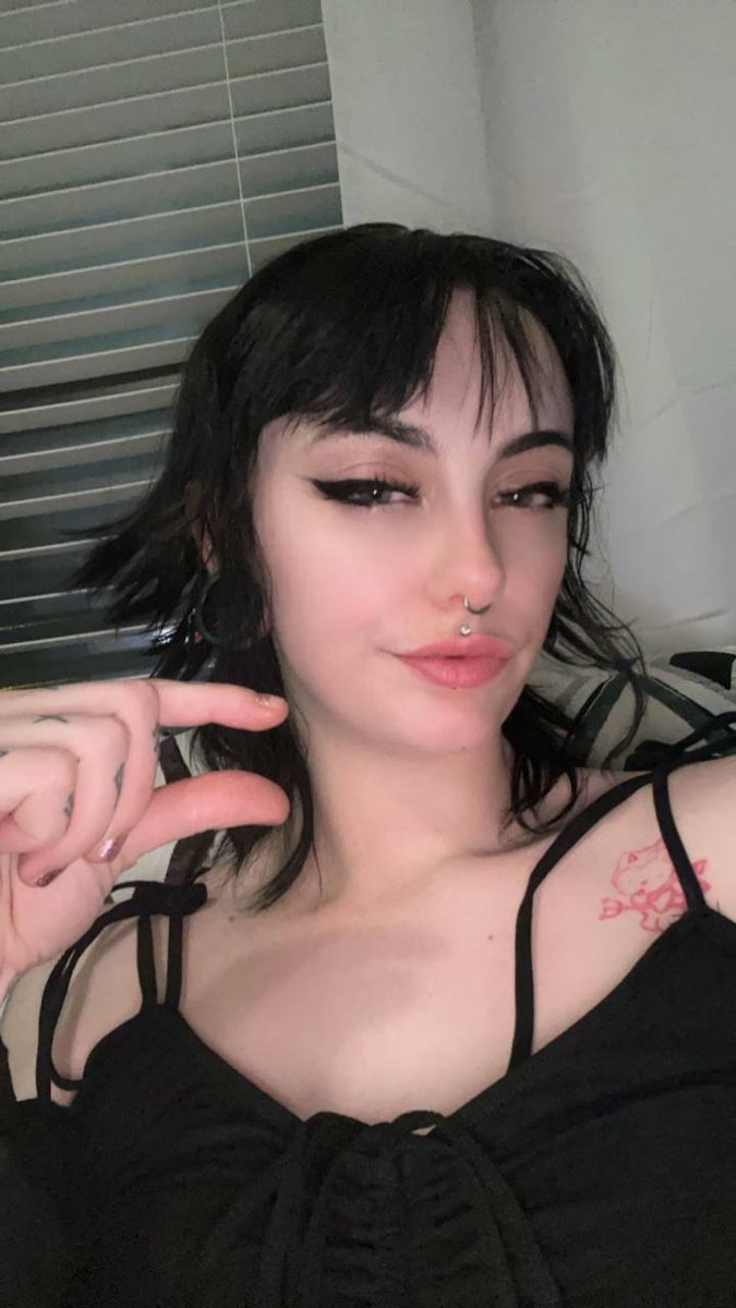 GoddessJynxx's tweet photo. Come tell goddess how tiny your clit is. #FinDom #smallpenishumiliation https://t.co/042zJbN2Ei