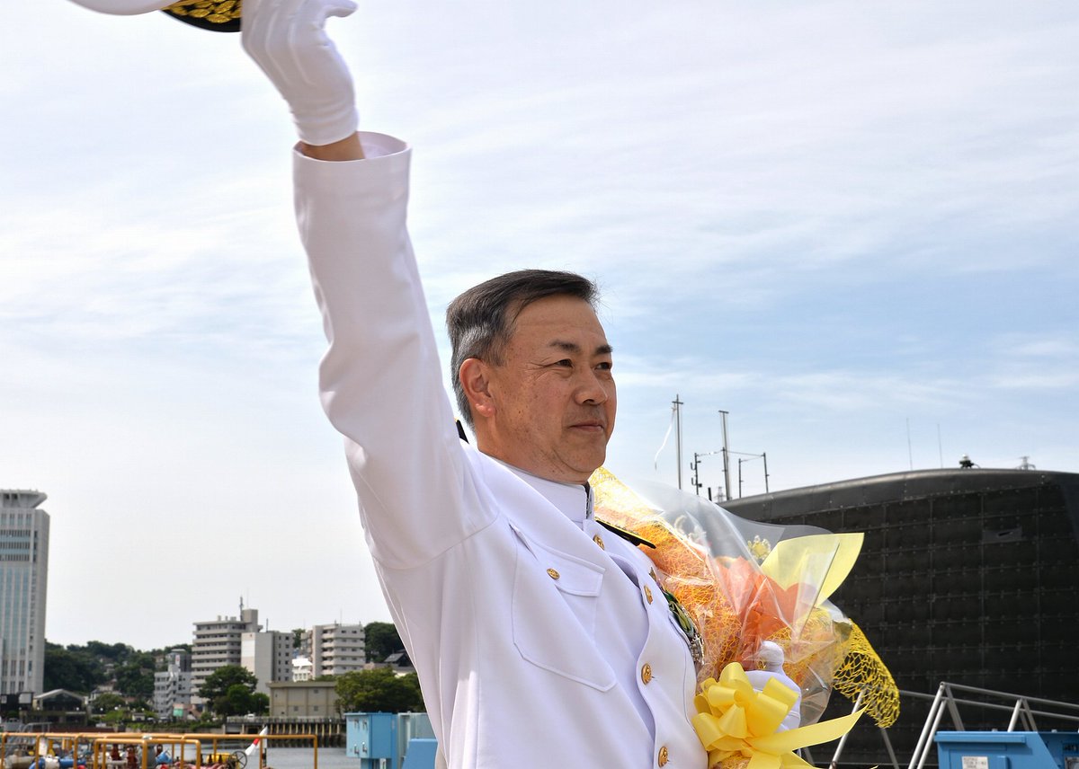 先日、第2潜水隊群司令の離着任式が執り行われ、群司令が吉田誠海将補
