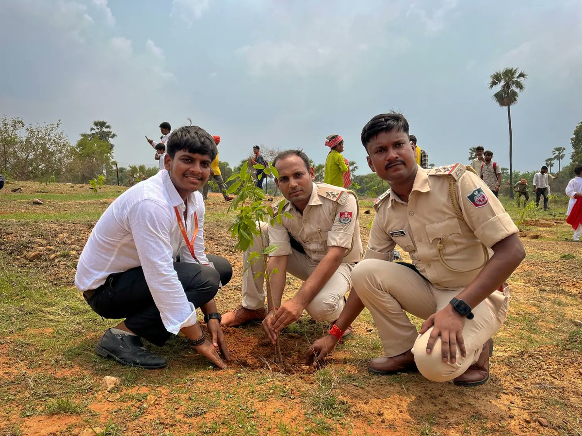 teamsabal's tweet photo. On the occasion of 75thVan Mahotsav, Under the Central Government initiative #EkPedMaaKeNaam Our NGO had recent event for Summer Internship 2024, featuring DFO Manish Sir, focused on the vital role of urban greenery in combating climate change
@DEFCCOfficial @IPRDBihar https://t.co/NFSyNteDPm