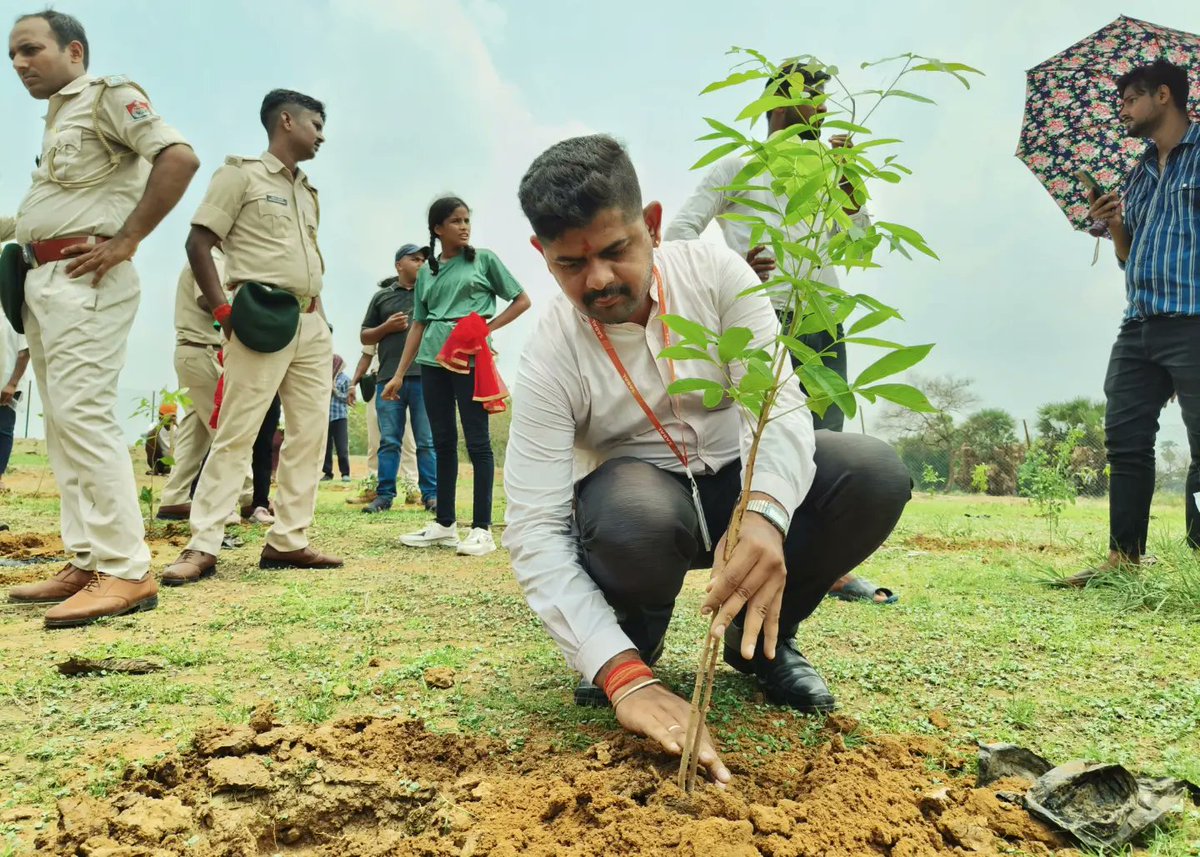 teamsabal's tweet photo. On the occasion of 75thVan Mahotsav, Under the Central Government initiative #EkPedMaaKeNaam Our NGO had recent event for Summer Internship 2024, featuring DFO Manish Sir, focused on the vital role of urban greenery in combating climate change
@DEFCCOfficial @IPRDBihar https://t.co/NFSyNteDPm