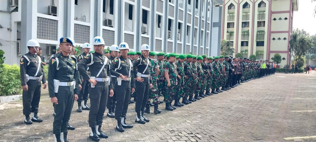 HumasCiputat's tweet photo. Apel Pasukan Pengamanan dalam rangka kunjungan Pimpinan Al- Azhar Kairo Mesir (Grand Syekh Al Azhar as- Syarief) Prof. Dr. Ahmed at-Tayyeb ke UIN Syarief Hidayatullah Jakarta, Selasa 09 Juli 2024 https://t.co/7C2W1OkMCs