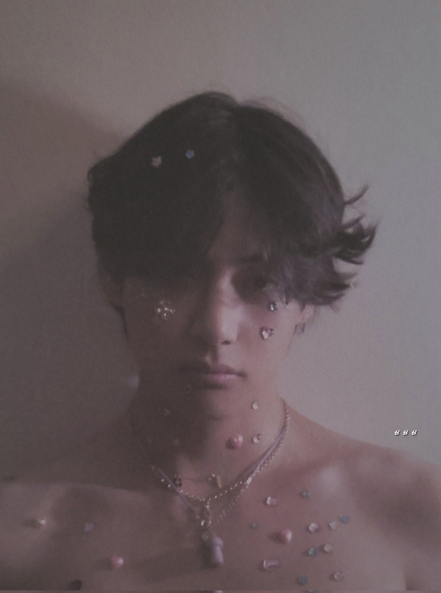 Taehyung bedazzled himself