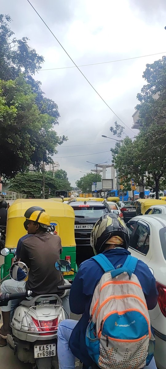 sachinpr66's tweet photo. @blrcitytraffic waiting in this signal from past 15 mins utter mismanagement. Location Marathahalli bridge towards hal. https://t.co/fcsR7Mff7c
