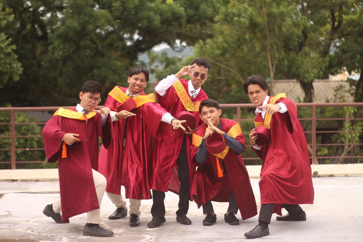 myqueueboss's tweet image. Through our struggles together, we've grown stronger. College life was fun for 5 years bcz of you guys 🫶🏻