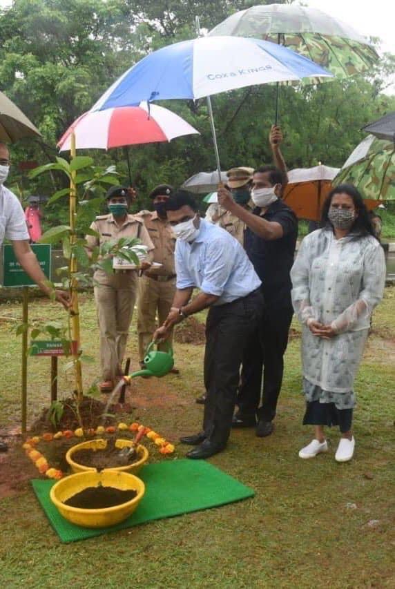sanjeevmanuel's tweet photo. Our dumbest cm of Goa. Pouring water on a sapling while in the rain. @DrPramodPSawant https://t.co/9nb9c58vpa