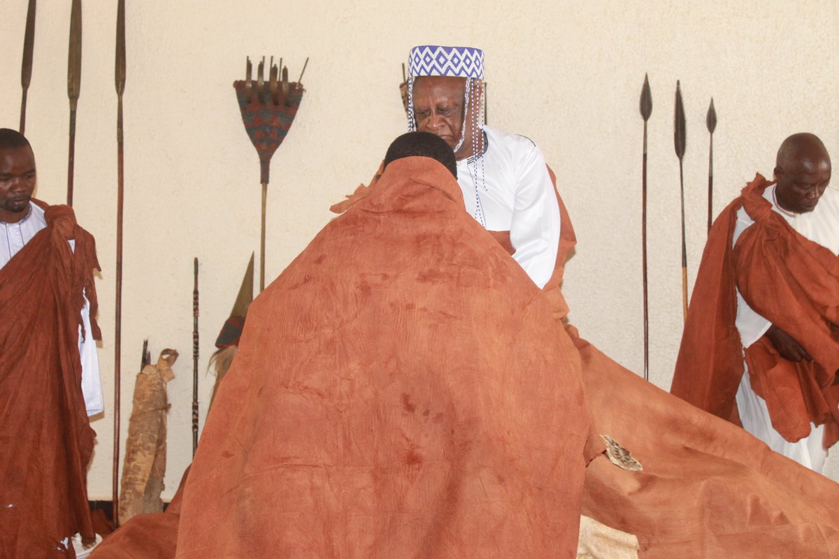 Bunyoro_Kitara's tweet photo. According to Bunyoro tradition, the sitting of the King on his throne professes peace, great harvests, good health to the King's people,  prosperity, Lakes to produce more fish and for his people not to drown or to get accidents. https://t.co/XHXE8dhn1T