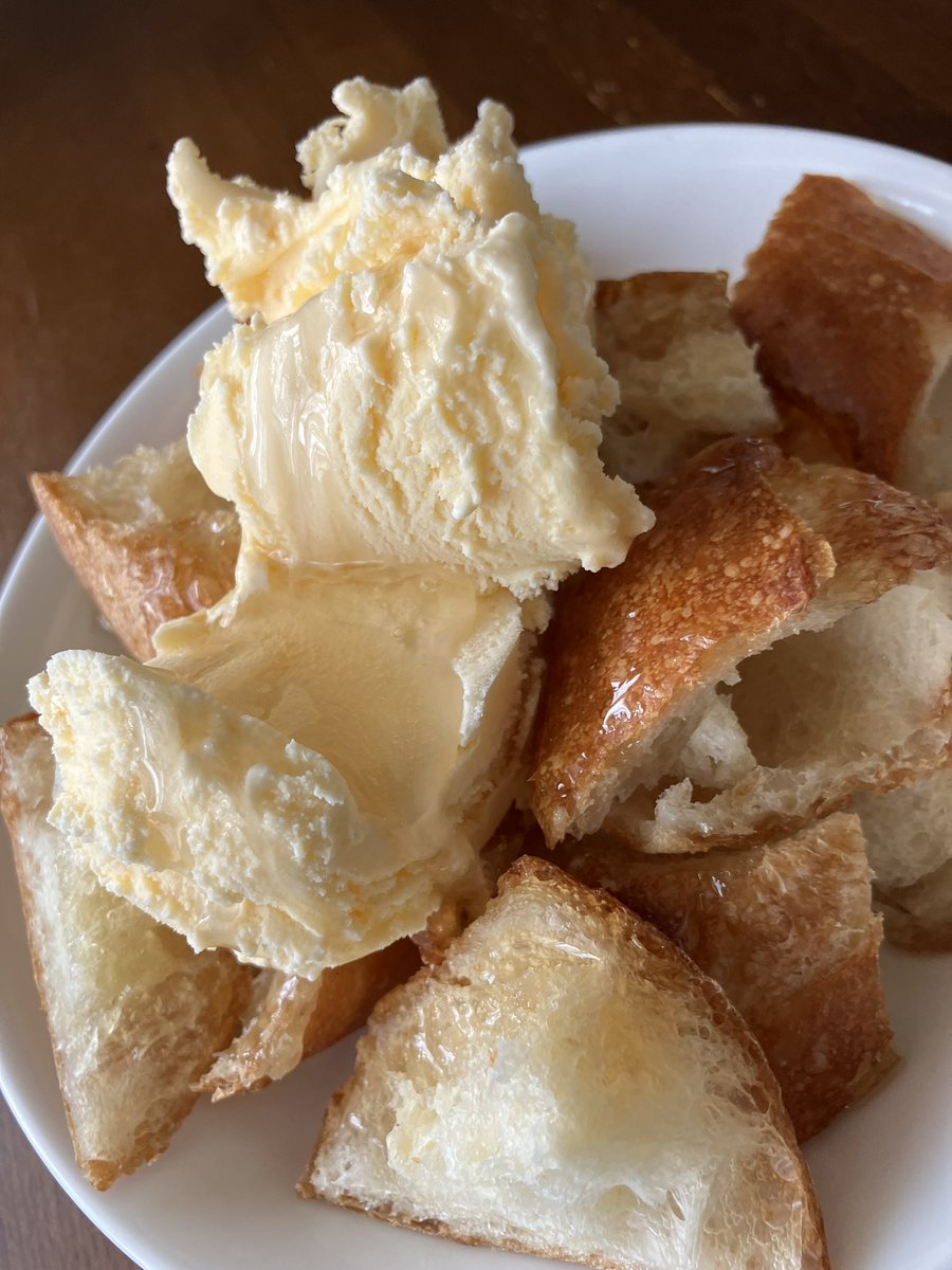 nozi50001's tweet photo. 最近で
ハマっている物がありまして

◆バケット🥖パン
ぶつ切りにして

◆スーパーカップ　バニラ
好きなだけのせて

◆蜂蜜と
　ホットケーキシロップ同量
好きなだけぶっかけて食べる

この組み合わせが　
最高なんです。 https://t.co/UQXZyx4lVx