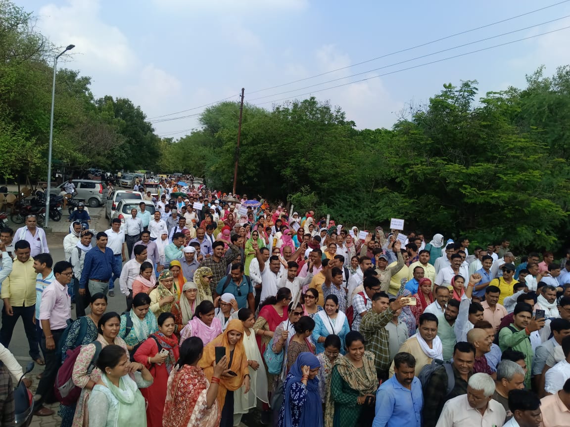 ImranSyedDanis1's tweet photo. चट्टानी एकता बनाए रखें जीत सत्य की होगी जीत समूचे शिक्षक परिवार की होगी।

#boycottऑनलाइनहाज़िरी 
#रास्तेक्रिटिकलहाज़िरीडिजिटल 
@RahulGandhi
@priyankagandhi
@trakhilesh123
@Aamitabh2 
@vijaykbandhu https://t.co/7M7HOvNftb