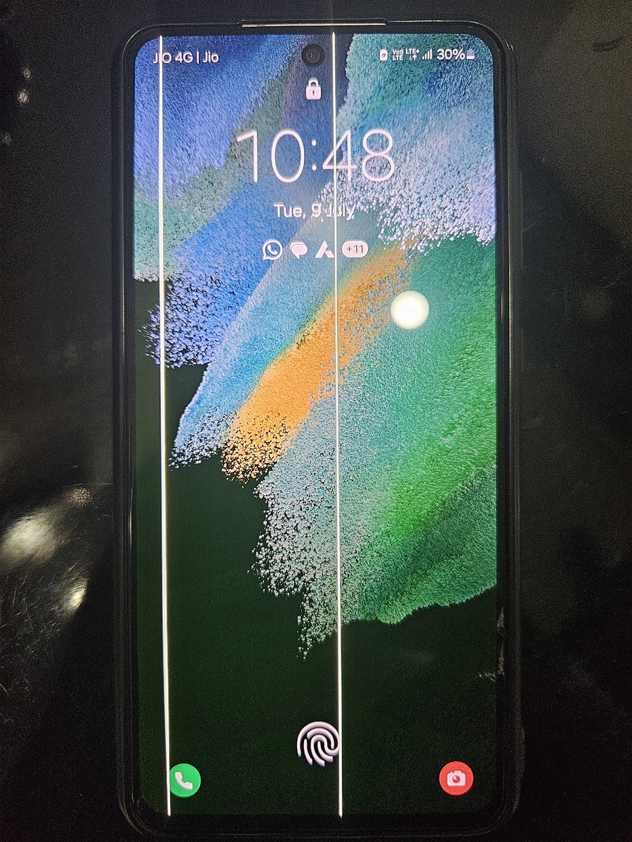 mkahsan11's tweet photo. @SamsungIndia @SamsungMobile @GyanTherapy @ShokeenSanchit @SamsungExynos @CoolMirza109 @TechnicalGuruji 4 days and counting and still waiting for the DM reply snd now phone got another green line. Pathetic from Samsung team. I need free screen replacement from Samsung team side. https://t.co/IiB0CpYy77
