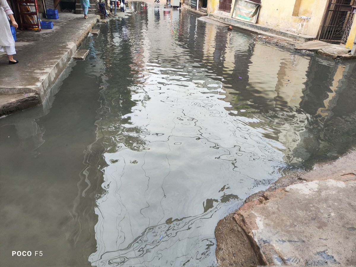 VISHALK32003257's tweet photo. Recently I got the job in NITI AAYOG and joined this year living in saket &amp; the kind of pond is created after rain is understandable but the way the pond stands without drainage for days is not commendable by the government. How should I walk now. @DelhiMunicipal @tweetndmc https://t.co/J2mY57XR7v