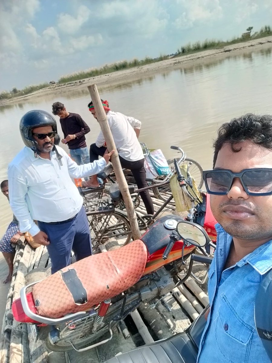 ImranSyedDanis1's tweet photo. गोरखपुर के बड़हलगंज के एक विद्यालय का मार्ग है जहां शिक्षक नाव पर विद्यालय जा रहे हैं क्या ऐसे में ऑनलाइन हाज़िरी जायज़ है??

पूछता है शिक्षक समाज 

#boycottऑनलाइनहाज़िरी 
#रास्तेक्रिटिकलहाज़िरीडिजिटल

@RahulGandhi 
@yadavakhilesh 
@myogiadityanath 
@narendramodi 
@Aamitabh2 https://t.co/eiGTQHaymL