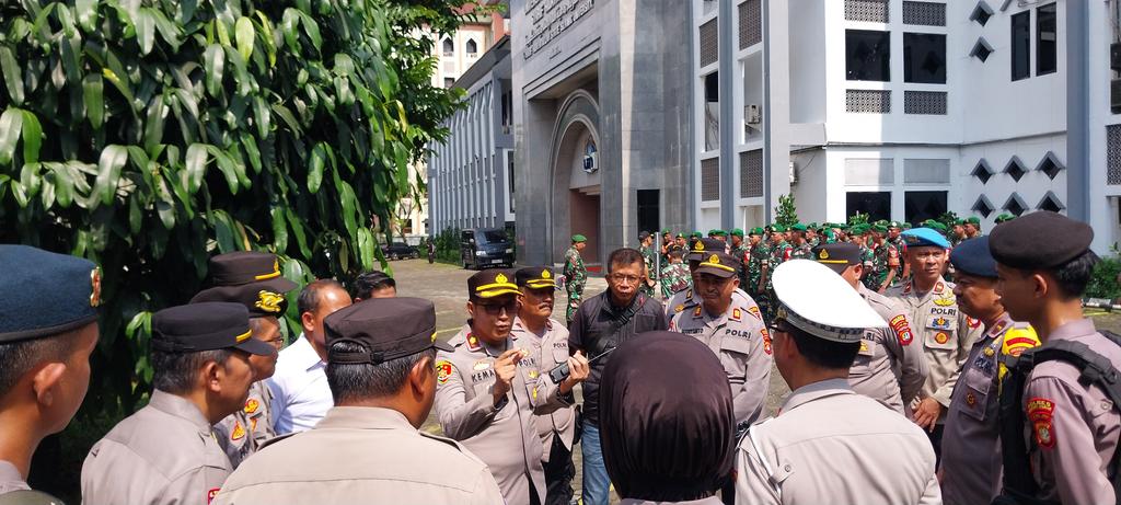 HumasCiputat's tweet photo. Kapolsek Ciputat Timur KOMPOL Dr.Kemas M.S Arifin, S.H., S.I.K., https://t.co/N0LMhEaWPQ memberikan Arahan kepada personil Polsek Ciputat Timur dan Polres Tangerang Selatan terkait pengamanan kunjungan Pimpinan Al- Azhar Kairo Mesir ke UIN Syarief Hidayatullah Jakarta. https://t.co/yYjosgnS4I