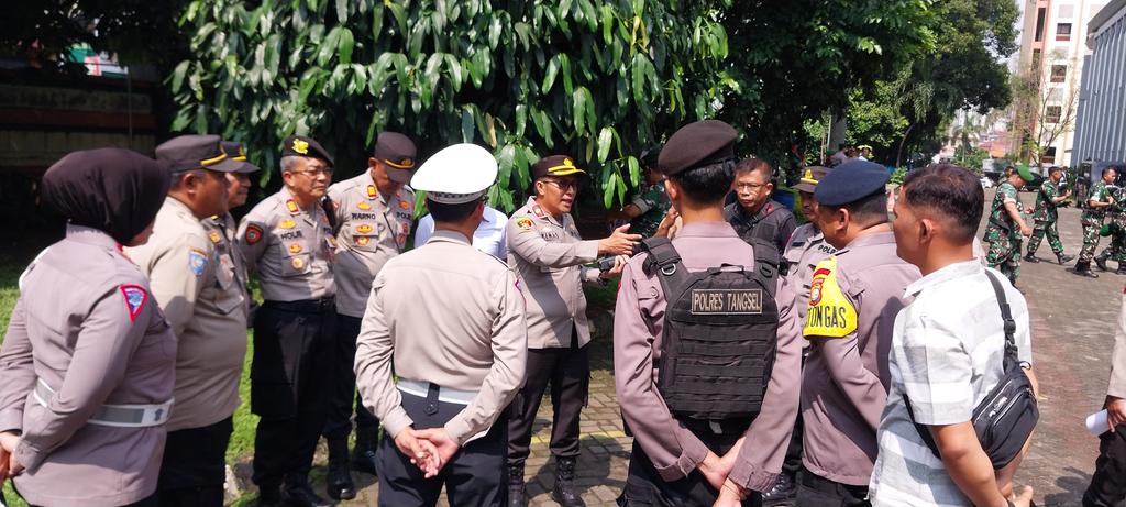 Kapolsek Ciputat Timur KOMPOL Dr.Kemas M.S Arifin, S.H., S.I.K., M.Si memberikan Arahan kepada personil Polsek Ciputat Timur dan Polres Tangerang Selatan terkait pengamanan kunjungan Pimpinan Al- Azhar Kairo Mesir ke UIN Syarief Hidayatullah Jakarta.