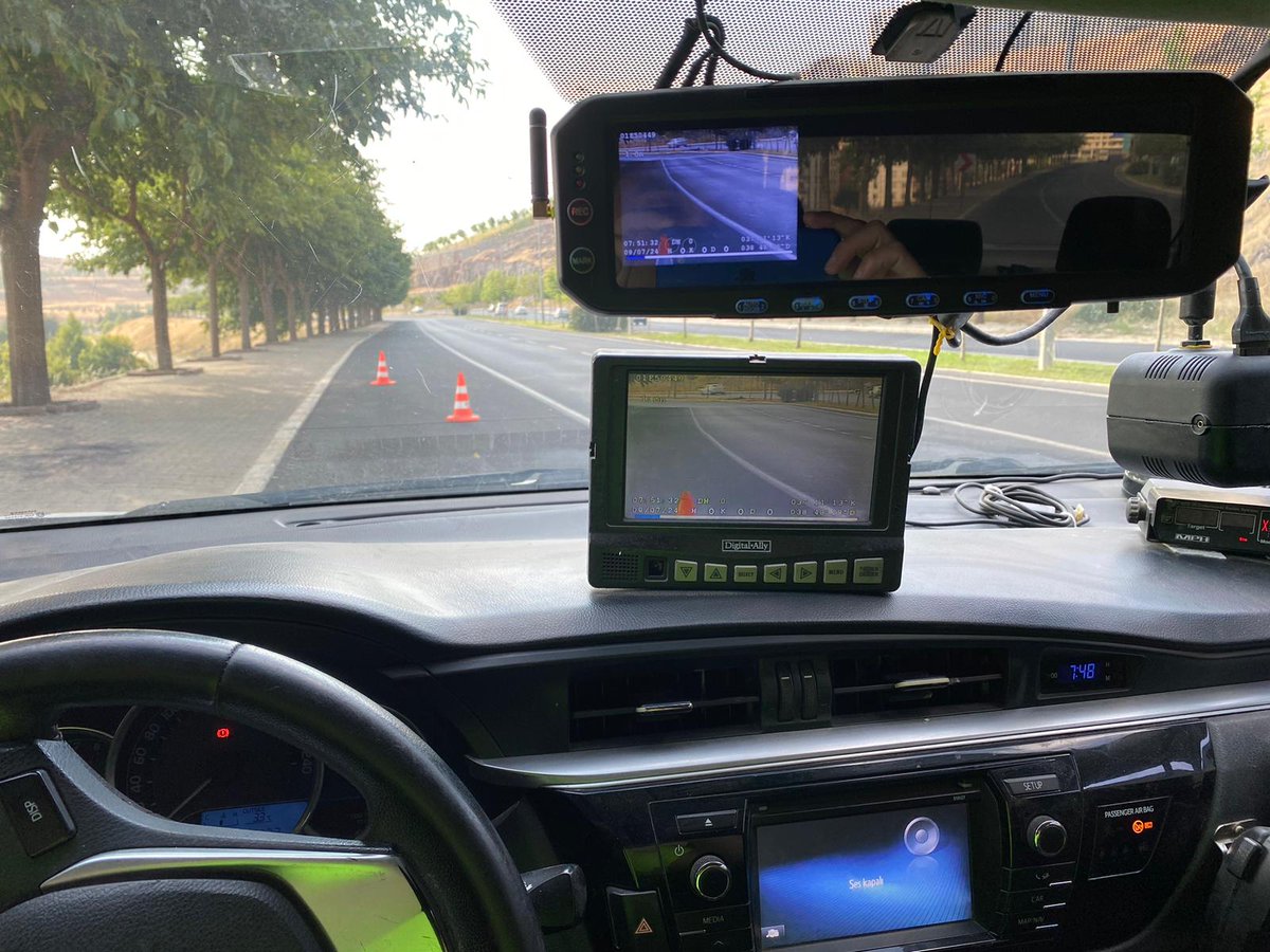 SanliurfaEmnMd's tweet photo. 📍 İl Merkezi

🚓🧑🏻‍✈️ İl Emniyet Müdürlüğümüz Trafik Denetleme Birimlerimizce;

‼️Hız ihlalinden kaynaklı meydana gelmesi muhtemel trafik kazalarının önlenmesi için; 

🛣️ Hız sınırı; 

🚗 Otomobiller için; 7️⃣0️⃣
🚛 Kamyonlar için 5️⃣0️⃣
🚌 Otobüsler için 6️⃣0️⃣
🛻 Kamyonetler için 7️⃣0️⃣ km/saat olan, 

📌 Karaköprü Bulvarında 

 ‼️Hız denetimlerimiz devam etmektedir.

🛣️ Hız yapacağınız son hatanız olabilir.

#trafik
#sanliurfa