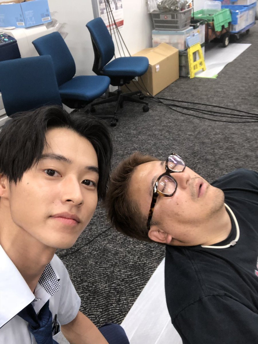fukuda_u1's tweet photo. 今日はアクション練習。どーしても俺、アクションシーン撮ってると眠くなっちゃうんだよね😅なぜならOKテイクの決定権が俺にないから😅OKかどうかはすべてアクション監督の田渕さんが決めます。そして役者さんたちはみんな俺の寝姿と一緒に写真撮るのが大好きです😅恥ずかしいです😅 https://t.co/Czuj1zY7Iz