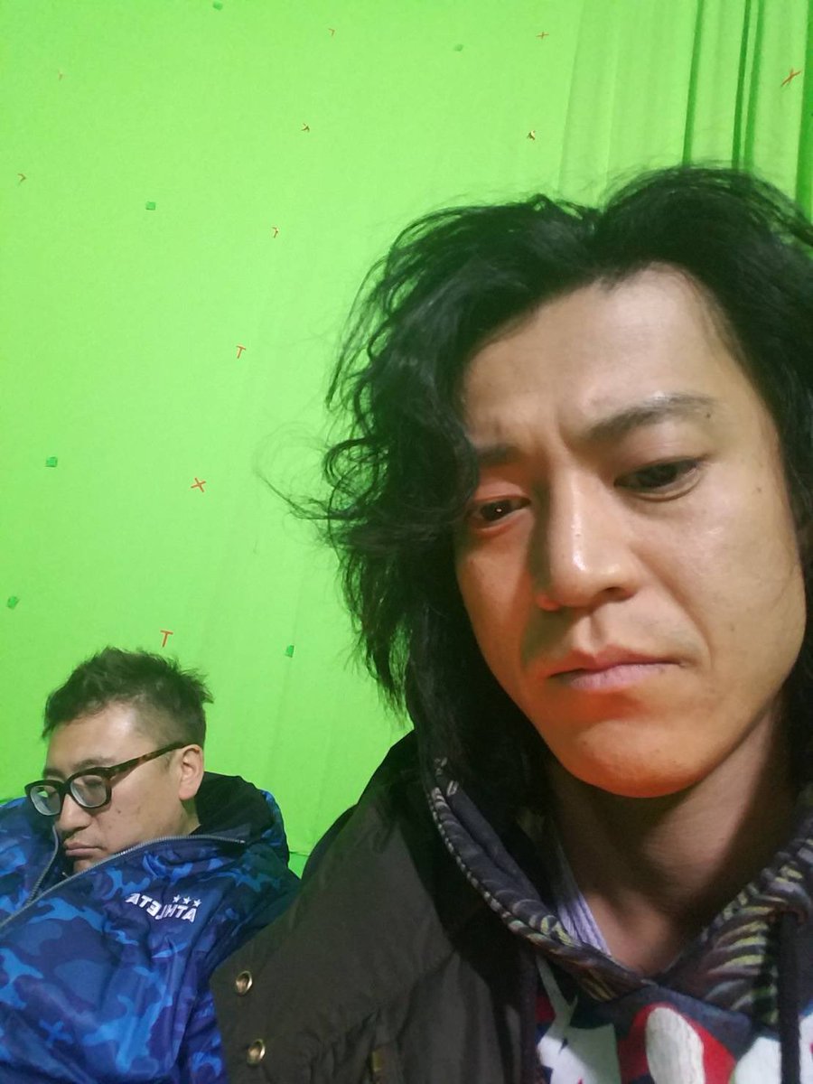 fukuda_u1's tweet photo. 今日はアクション練習。どーしても俺、アクションシーン撮ってると眠くなっちゃうんだよね😅なぜならOKテイクの決定権が俺にないから😅OKかどうかはすべてアクション監督の田渕さんが決めます。そして役者さんたちはみんな俺の寝姿と一緒に写真撮るのが大好きです😅恥ずかしいです😅 https://t.co/Czuj1zY7Iz