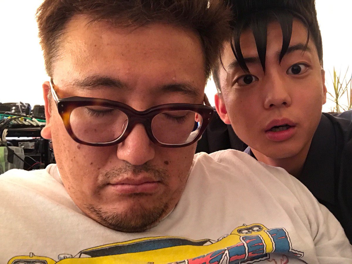 fukuda_u1's tweet photo. 今日はアクション練習。どーしても俺、アクションシーン撮ってると眠くなっちゃうんだよね😅なぜならOKテイクの決定権が俺にないから😅OKかどうかはすべてアクション監督の田渕さんが決めます。そして役者さんたちはみんな俺の寝姿と一緒に写真撮るのが大好きです😅恥ずかしいです😅 https://t.co/Czuj1zY7Iz