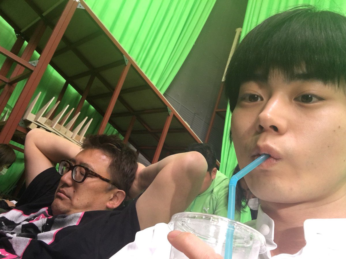 fukuda_u1's tweet photo. 今日はアクション練習。どーしても俺、アクションシーン撮ってると眠くなっちゃうんだよね😅なぜならOKテイクの決定権が俺にないから😅OKかどうかはすべてアクション監督の田渕さんが決めます。そして役者さんたちはみんな俺の寝姿と一緒に写真撮るのが大好きです😅恥ずかしいです😅 https://t.co/Czuj1zY7Iz