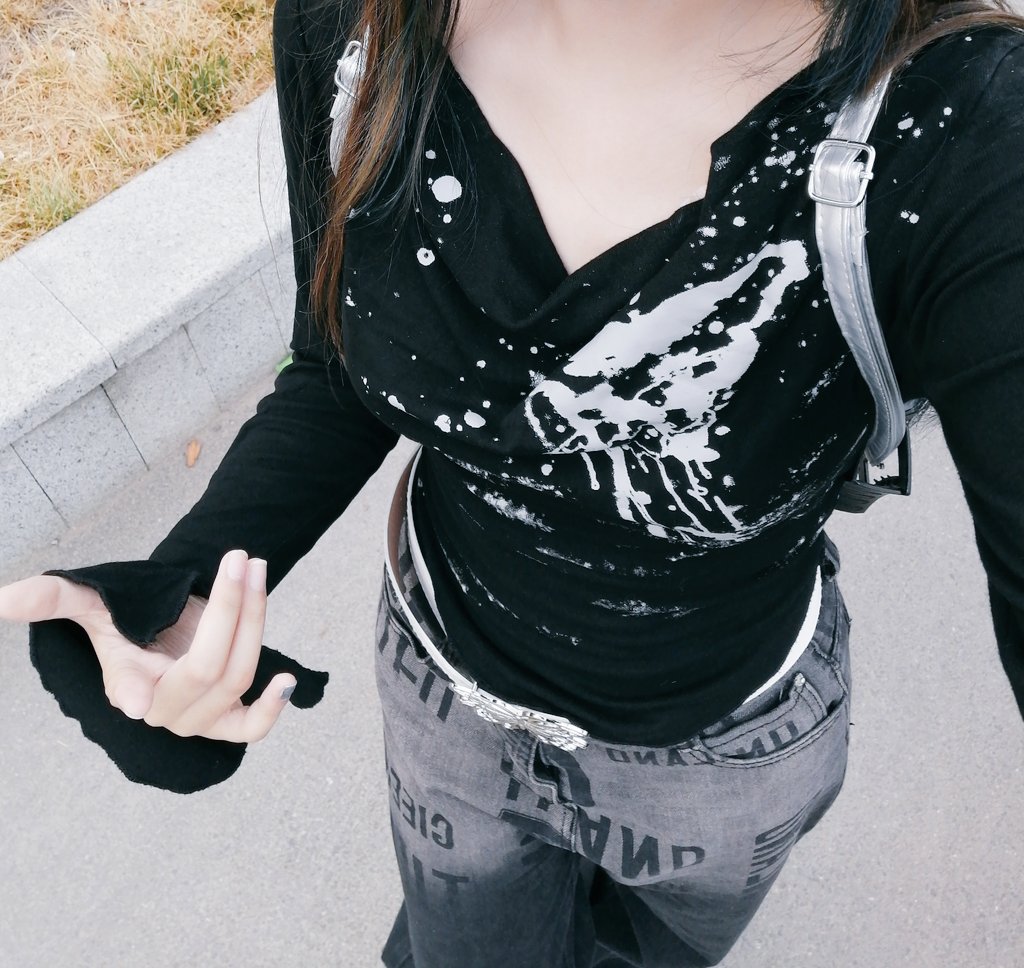 恰巧你也穿了黑色 #四爱女s