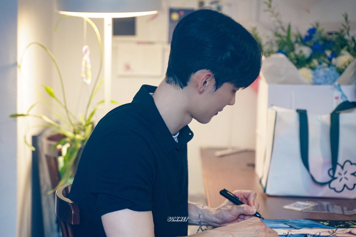 sommet_LSG's tweet photo. 240707
#이승규 #LeeSeungGyu #SGOTD #오늘의이승규 #イ・スンギュ #李升規 

밖에서 창문 너머 찍은건데 분위기가 생겼다🍂 https://t.co/TDkfh5L2Jw