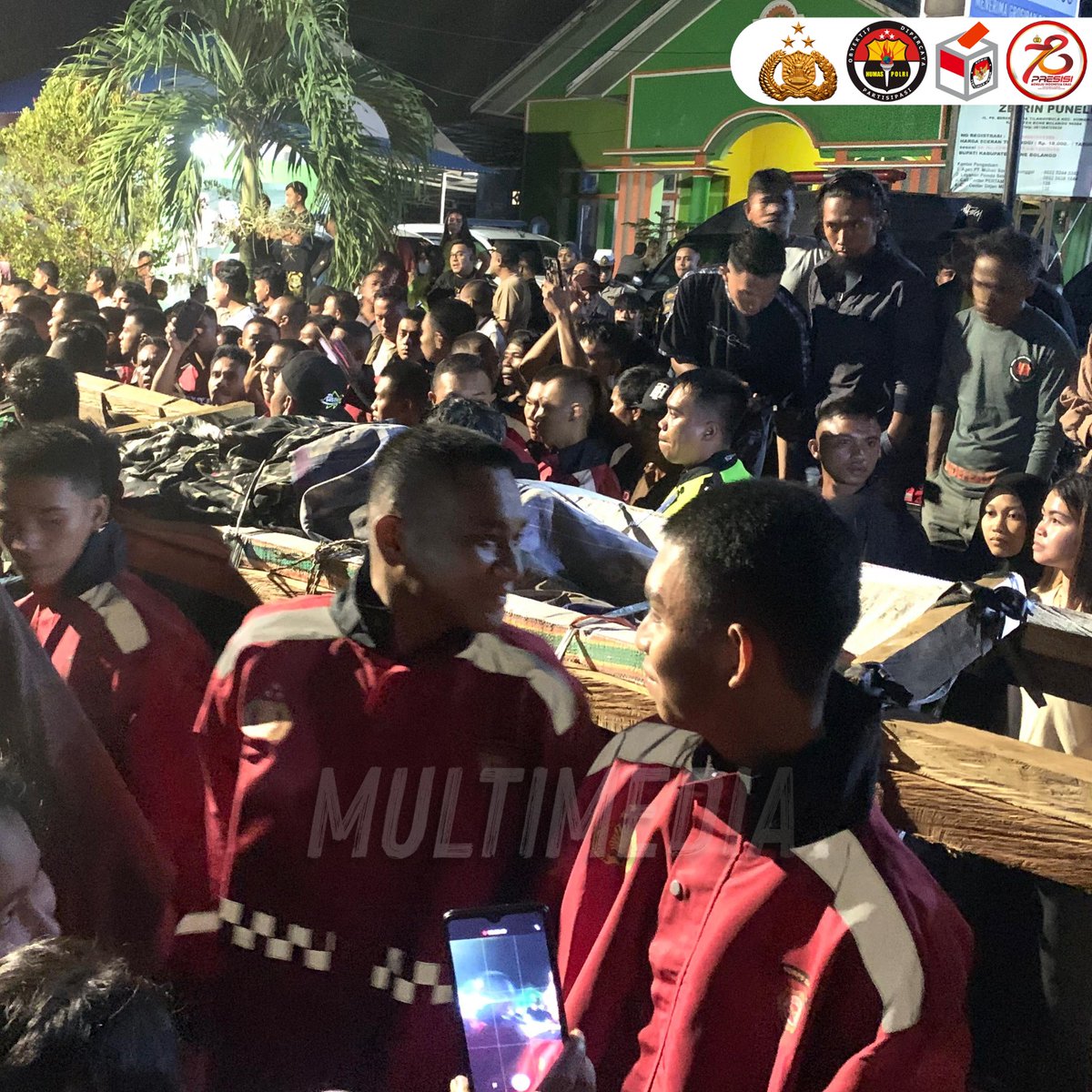 HumasPoldaJatim's tweet photo. Polri melalui Polda Gorontalo terus berupaya melakukan pencarian dan mengevakuasi masyarakat yang terdampak bencana alam tanah longsor di Kecamatan Suwawa Timur, Kabupaten Bone Bolango, Gorontalo. 
Wujud Bentuk Simpati #BersamaHadapiBencana https://t.co/XhAzcaVEo1