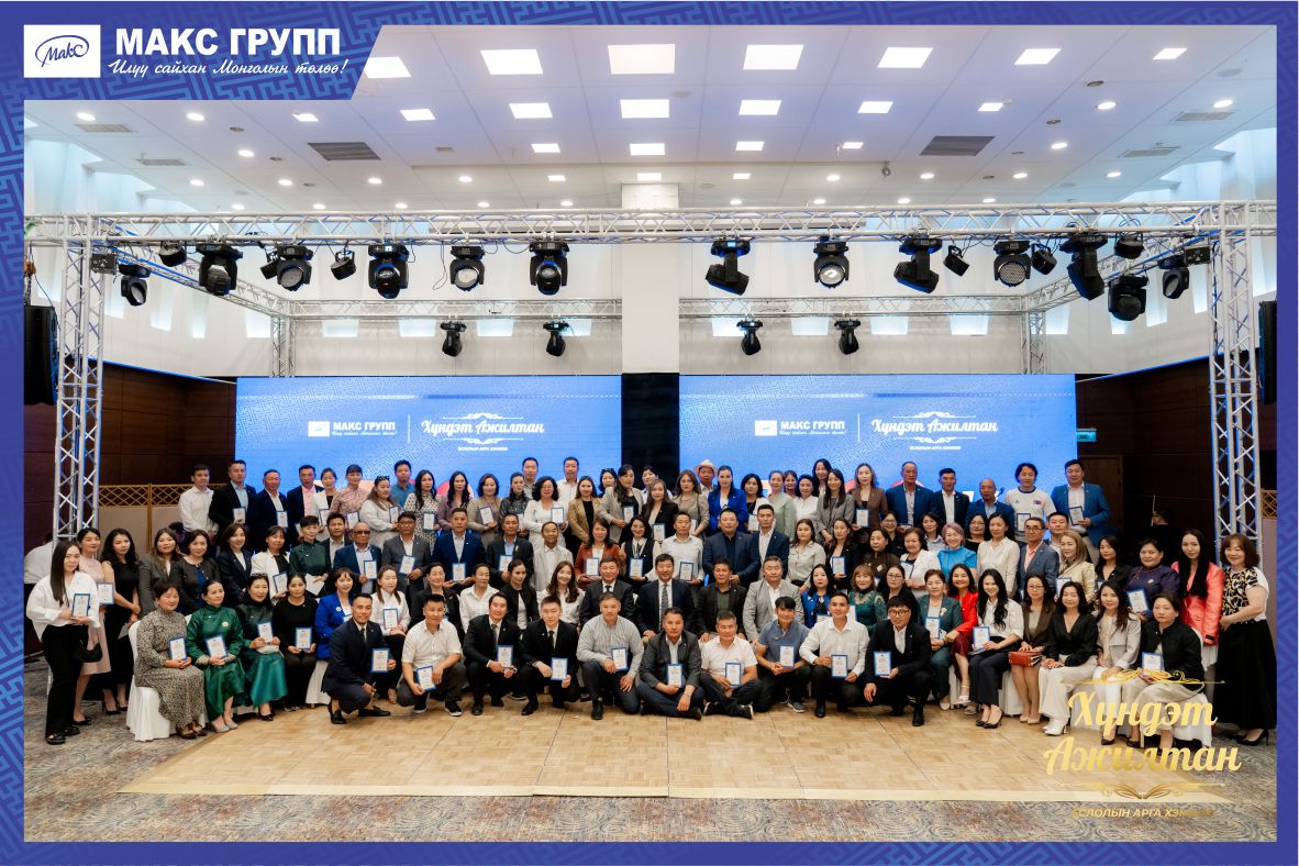 maxgroup_mgl's tweet photo. “Макс Групп” 5 болон 10 жилээс дээш тогтвортой ажиллаж буй хүндэт 798 ажилтнуудаа хүлээн авч “Алтан тэмдэг” болон “Мөнгөн тэмдэг” гардуулж, ирээдүйд өсөн нэмэгдэх үнэ цэнтэй Сүү ХК”-ийн хувьцааг бэлэглэлээ.
“Илүү Сайхан Монголыг Хамтын Үнэ Цэнээр Бүтээлцье”

#maxgroup https://t.co/6iFTW6ajjJ