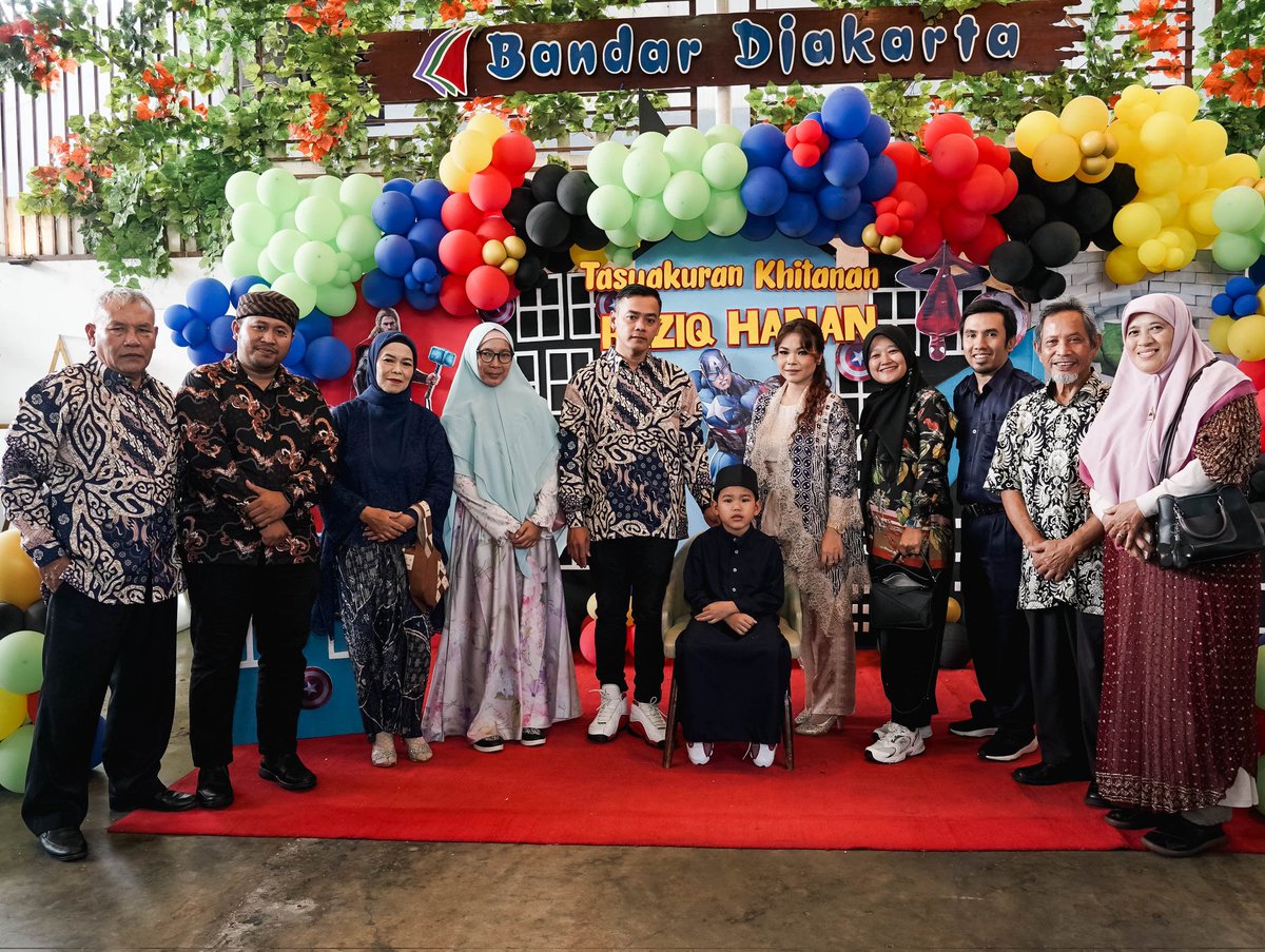 _ridwanakbar's tweet photo. Selamat kepada ananda Raziq Hanan yang sudah disunat. Semoga cepat sembuh dan jadi anak soleh. 
#khitanan
#sunat https://t.co/VnFjxheGk5