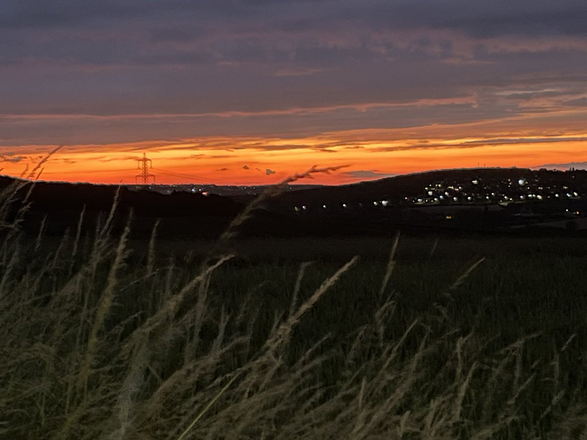 AdieThompson's tweet photo. Stunning sky over Rotherham last night @BBCLookNorth https://t.co/vhR0ukveK2