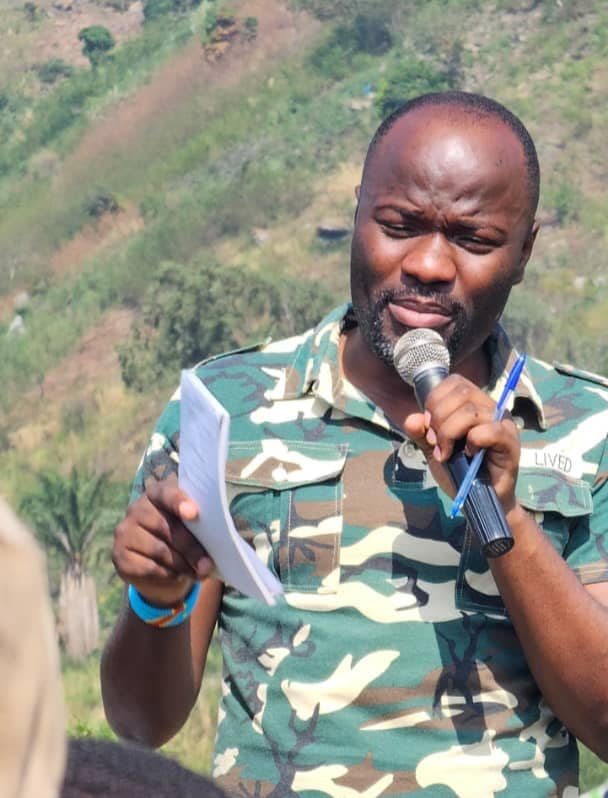 ALahatane's tweet photo. #NordKivu: Le député Saidi Balikwisha en visite à Beni a effectué des échanges constructifs avec agriculteurs et soldats des FARDC ce lundi .
La population reconnaissante pour l'amélioration de la sécurité grâce aux opérations #Sujaa menées conjointement par les FARDC et l'UPDF. https://t.co/2GGXllfSTx
