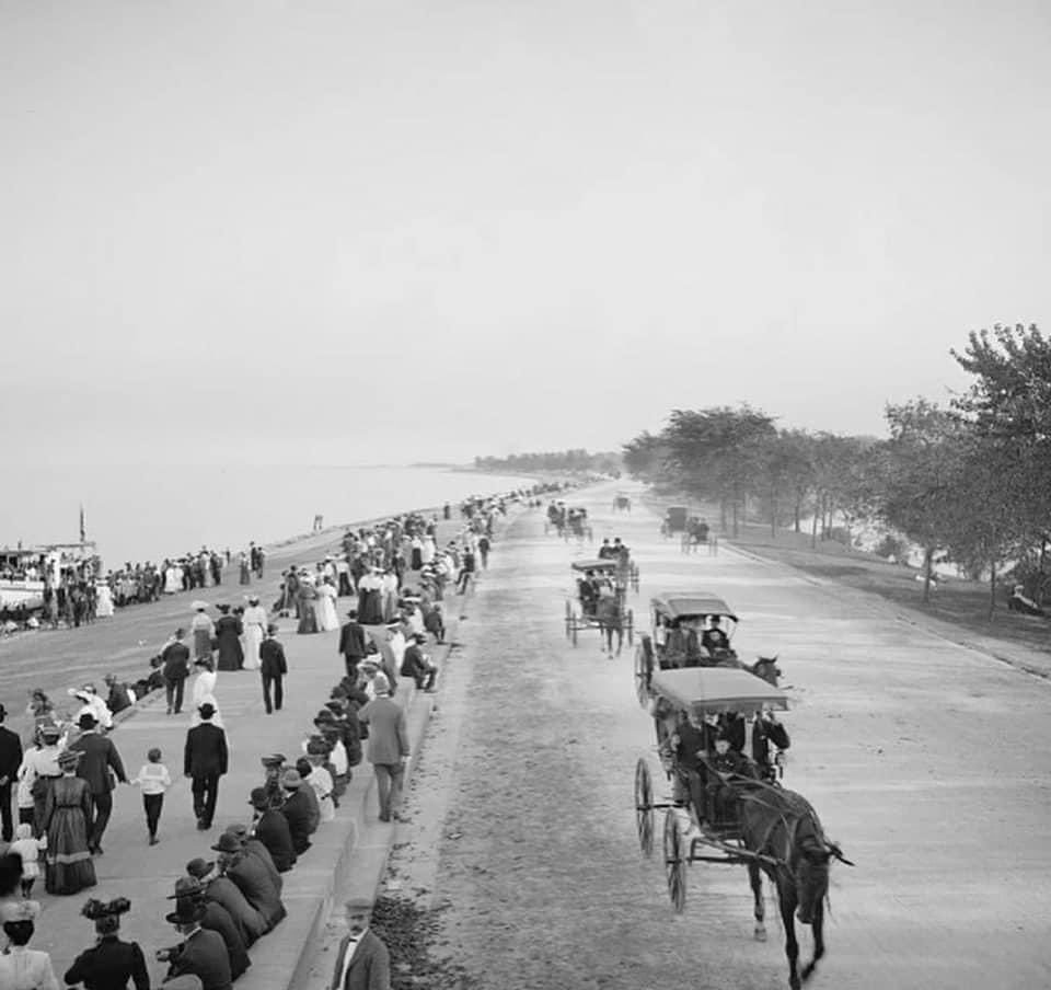 Chicago_History's tweet photo. Lake Shore Drive, at the turn of the Century!!

#ChicagoHistory ☑️ https://t.co/iOMCZRuVry