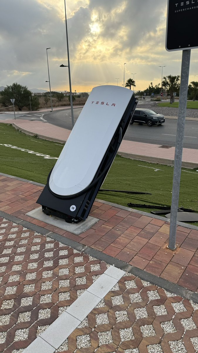 ROBERTOAPPLEMAC's tweet photo. @ClubTeslaES @Tesla Supercharger Castellón https://t.co/BcLh2qfac5