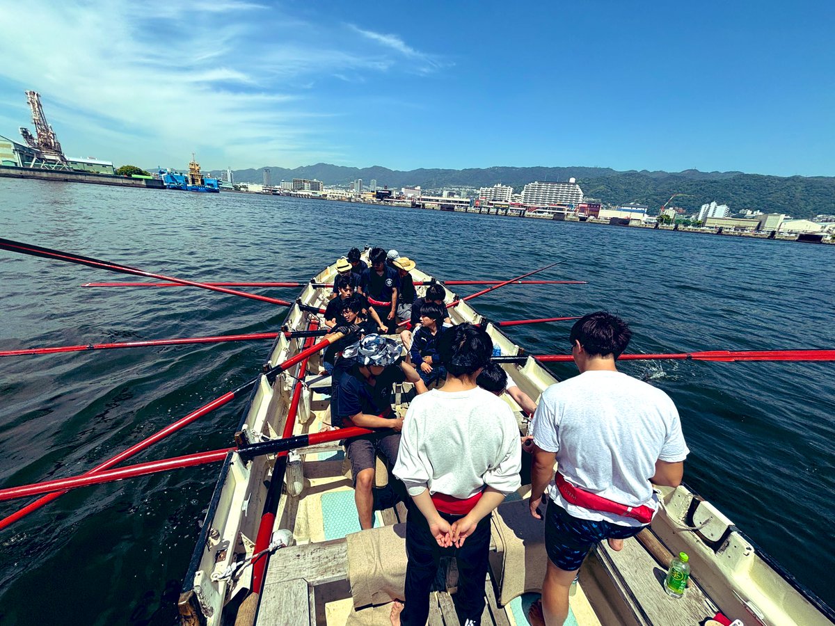 Cutter_Kobe63's tweet photo. こんにちは！神戸大学男子端艇部です！
7月に入り、暑さもますます厳しくなってきました。

現在、4名の一回生が入部してくれていますがまだまだ人数不足なのが現状です😭

まだ部活に入ってないよという方、一度練習に参加してみませんか？

まだ遅くはありません！
部員一同、お待ちしております！ https://t.co/q9hGOVxYnM
