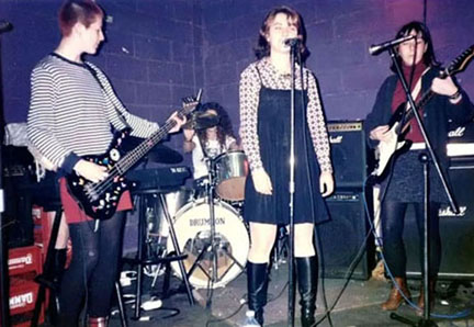 Me Duele El Corassón (#Barcelona 1994-1997) era un quinteto que hacía un #pop ecléctico que solo quedó registrado en un par de conciertos, recuperados ahora por Uterzine. Radiamos algunas de sus canciones y versiones. lascallesdelpop.net/Lista%20Entrev…