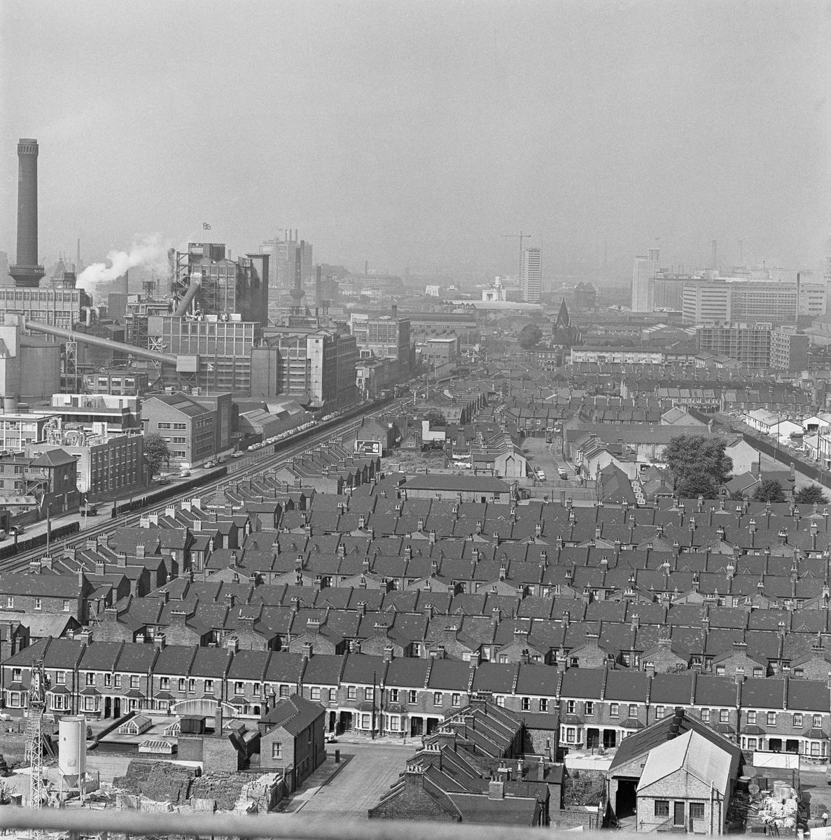 The terrace is one of the most recognisable styles of housing in England. 🏘️

The style first emerged in the late 17th century.

This photo was taken in 1965, and most likely shows terraced housing that originally housed workers in the Silvertown area of London's Docklands.