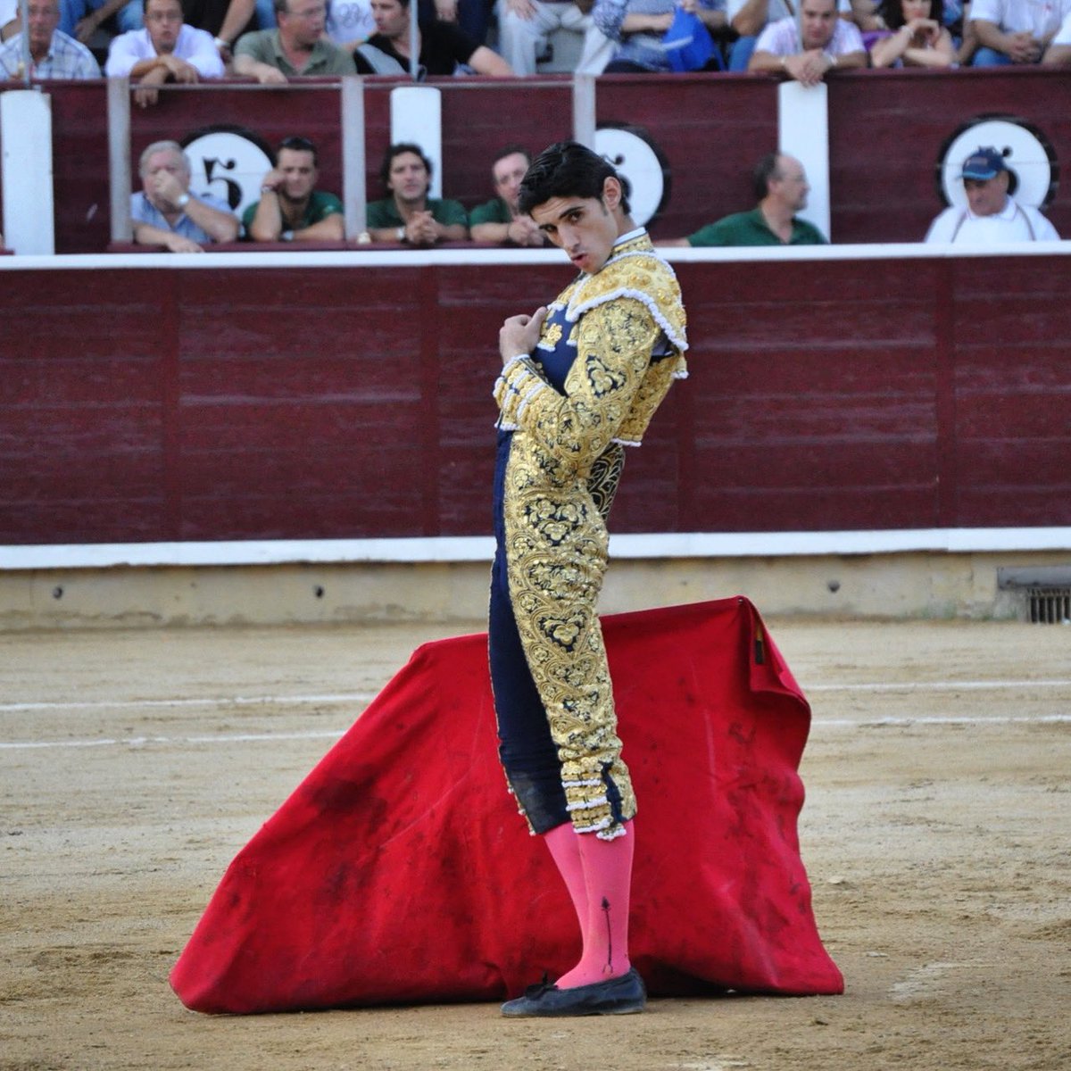 “El que vence a los otros es fuerte. El que se vence a sí mismo es poderoso. Pero aquel que sabe que no perecerá al morir, aquel, es eterno”. Lao Tse

Ocho años desde que te fuiste.

#VíctorBarrio
#EternoVíctorBarrio 💫