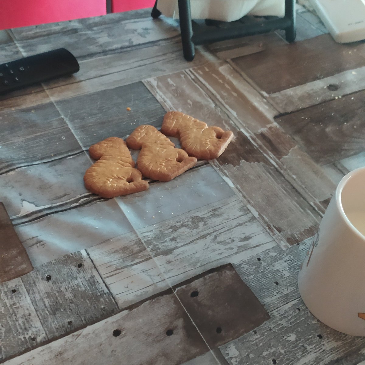 Fantasy_ram's tweet photo. A mi hijo le han salido tres Tiranosaurios Rex en su paquete de galletas de @Dinosaurus_ES y está entusiasmado 😀😱😃 https://t.co/ENeaD4A6Yx