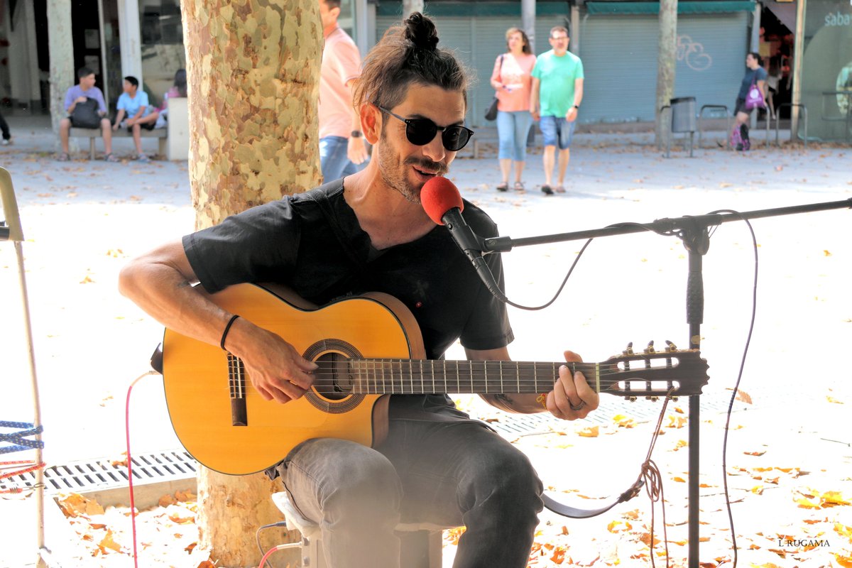 lluisrugama's tweet photo. SOC MUSIC DE CARRER.
Gran artista Bruno Morello
#ruguifoto #quenoparilamaquina #fotoperidisme #mirades #somriures #retrat #artistes #musicdecarrer #repte365fotos #Mataró https://t.co/oYEGJK5D9K