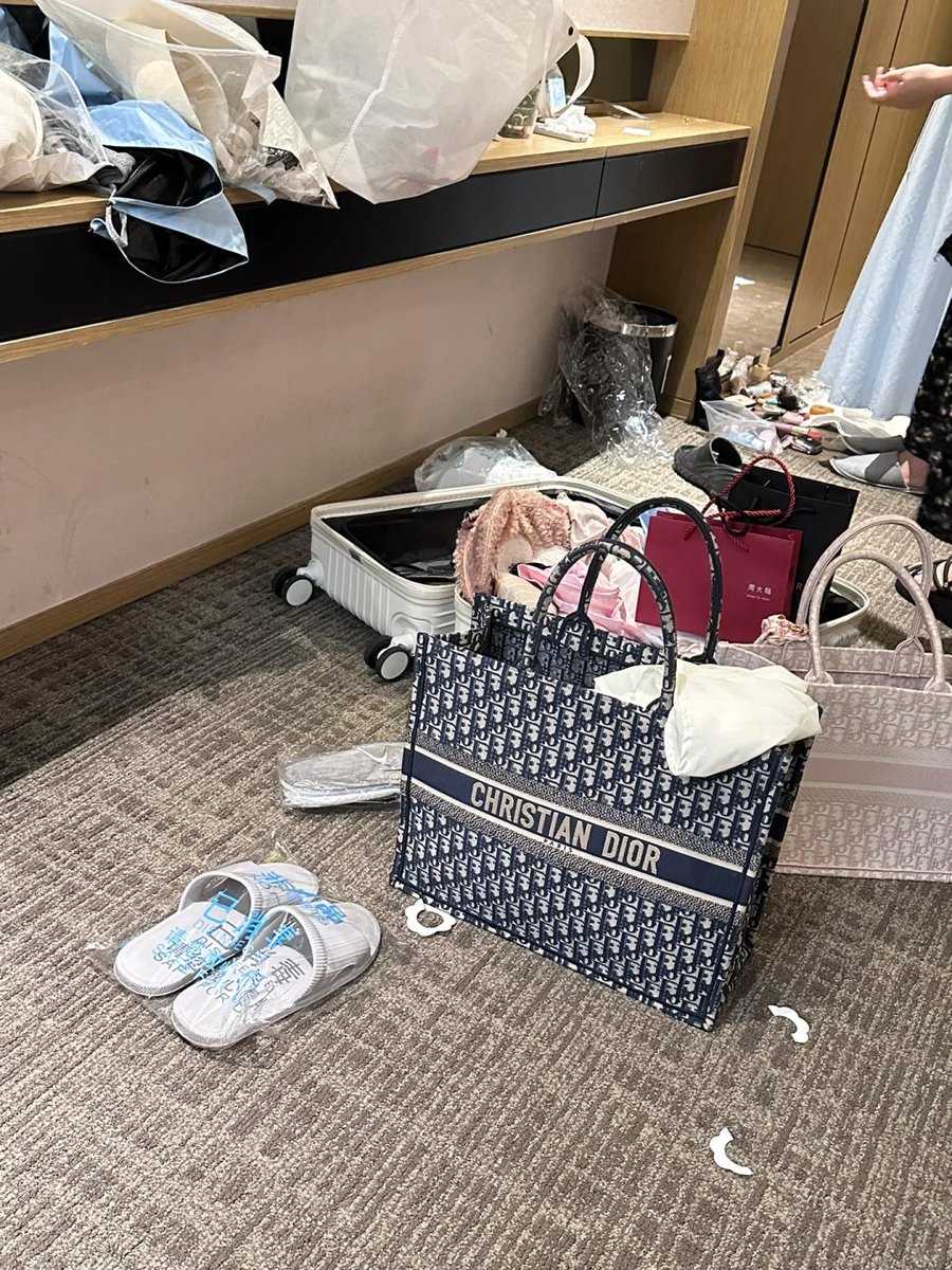 朝の散歩の時です。空の雲がきれいだと気づきました。記録します。