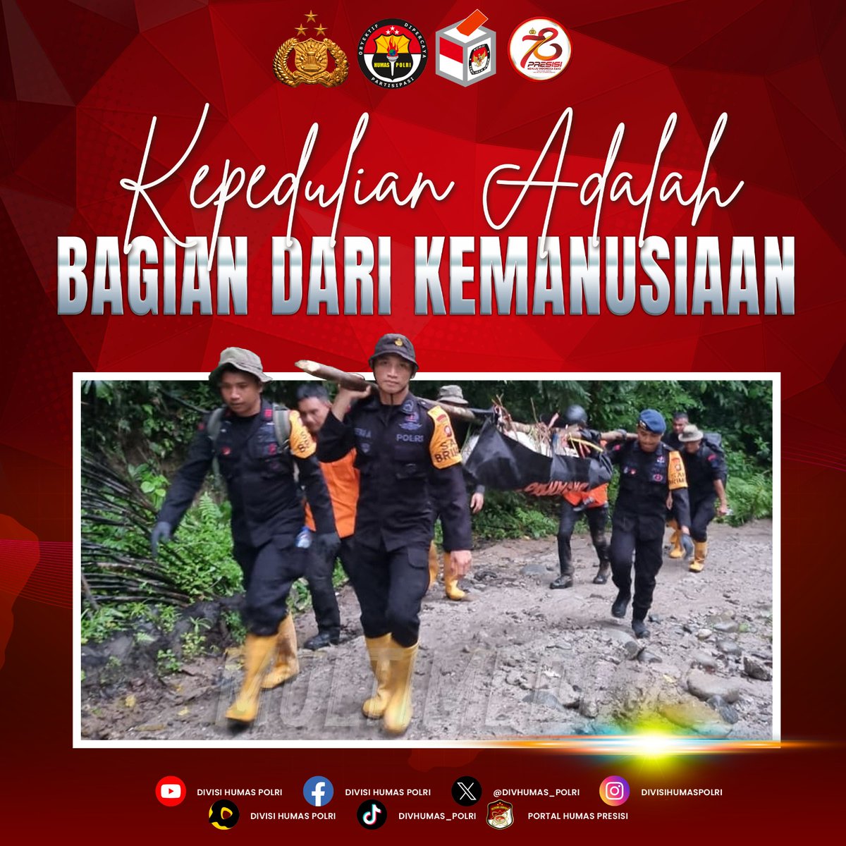 Momen Wujud Bentuk Simpati personel Polri saat mengevakuasi korban yang terdampak bencana alam tanah longsor di Desa Tulabolo, Kecamatan Suwawa Timur, Kabupaten Bone Bolango, Gorontalo. #BersamaHadapiBencana