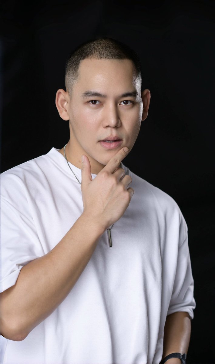 FlukePhutt's tweet photo. 🎵~ ตี 5 ไม่ถึงก็จวน คิดทบทวน หรือกลับเช้าดี? 🥂🍾🥃🤣🤪 https://t.co/vOqDJfu8DK