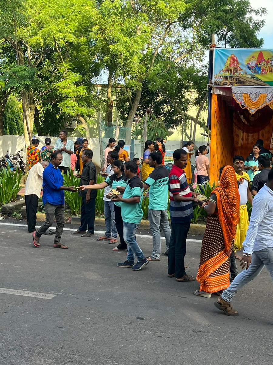 Aahwanofficial's tweet photo. Grateful to be a part of Paradeep's Ratha Yatra celebrations! We're distributing Prasad and Glucon-D water to devotees. May the festival bring joy and happiness to all! #RathaYatra2024 
@AdyashaSatpath3 
@SatpathyLive 
@MahalingMukesh 
@MohanMajhiCMO 
@CollectorJspur https://t.co/z0JlI0N1Mk