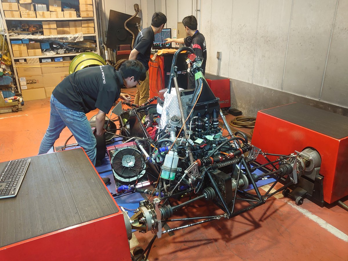 HKSTF's tweet photo. 東京理科大学機械工学研究会の学生さんたちが学生フォーミラ用のマシンセッティング？でダイナパックを回してます😊

#hks
#hkstf
#AFノックアンプ
#fconvpro
#東京理科大学
#学生フォーミラ 

頑張れ〜😃 https://t.co/1BnFm9Jkuj