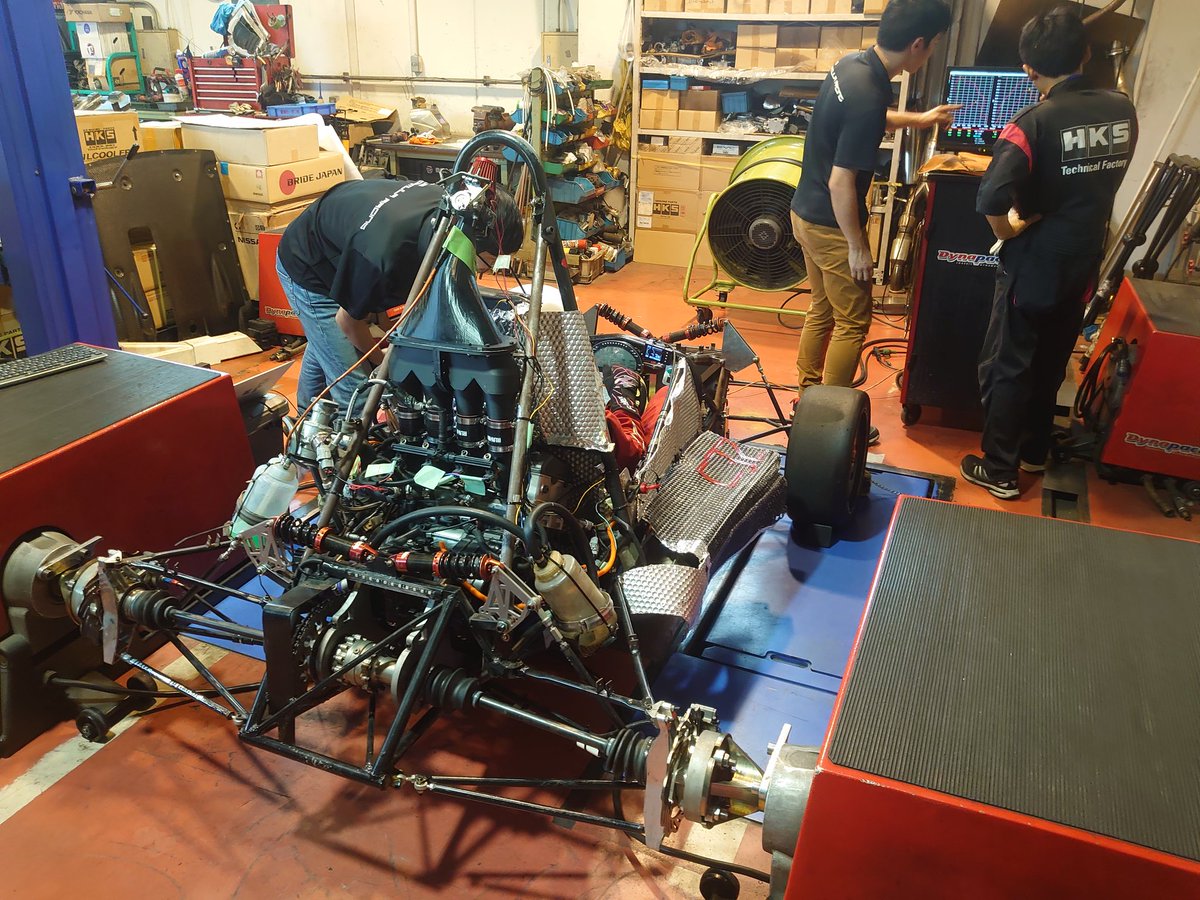 HKSTF's tweet photo. 東京理科大学機械工学研究会の学生さんたちが学生フォーミラ用のマシンセッティング？でダイナパックを回してます😊

#hks
#hkstf
#AFノックアンプ
#fconvpro
#東京理科大学
#学生フォーミラ 

頑張れ〜😃 https://t.co/1BnFm9Jkuj