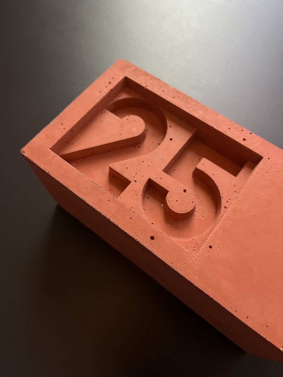 Hibex beton heeft de huisnummers voor de sociale woningbouw in Uithuizen klaar. Hiervoor ontwierpen wij zelf het font. Enthousiast over het resultaat! Nu inmetselen. Kan niet wachten!