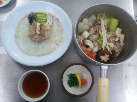그래서 복어조리기능사는 감독관분들이 복어손질할때 눈에 불을키고 날쳐다보심......🥺🥺(내장분리된거 터졌는지확인하고..)

난...회...회오리쳐서 망했어.......🥲🥲