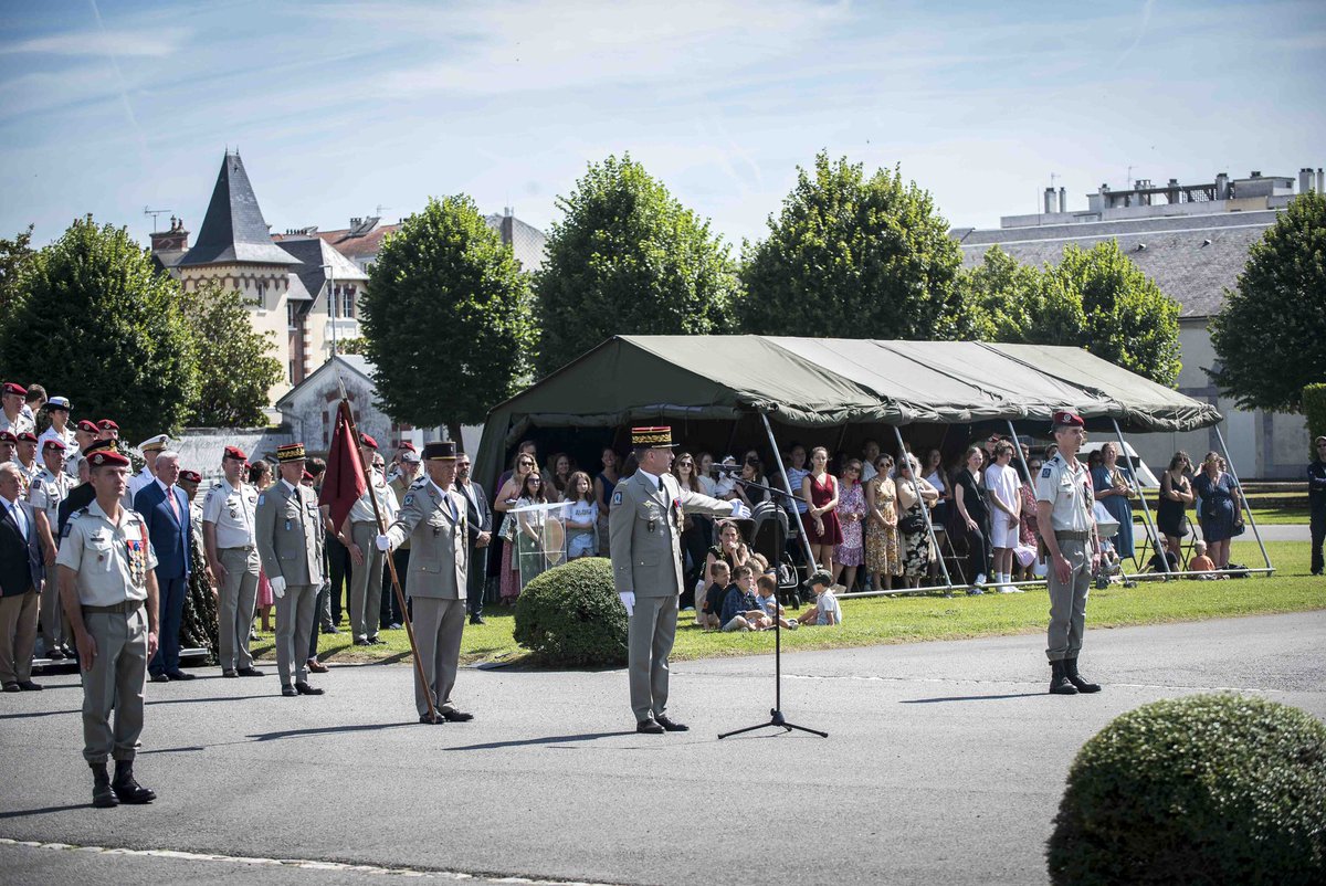 1erRHP's tweet photo. #PassCom
#Bercheny change de chef !
Le colonel Lancrenon, 100e chef de corps succède au colonel de Ligniville à la tête des #HussardsParachutistes au terme de 2 ans de commandement. https://t.co/yP0hp0wDwW