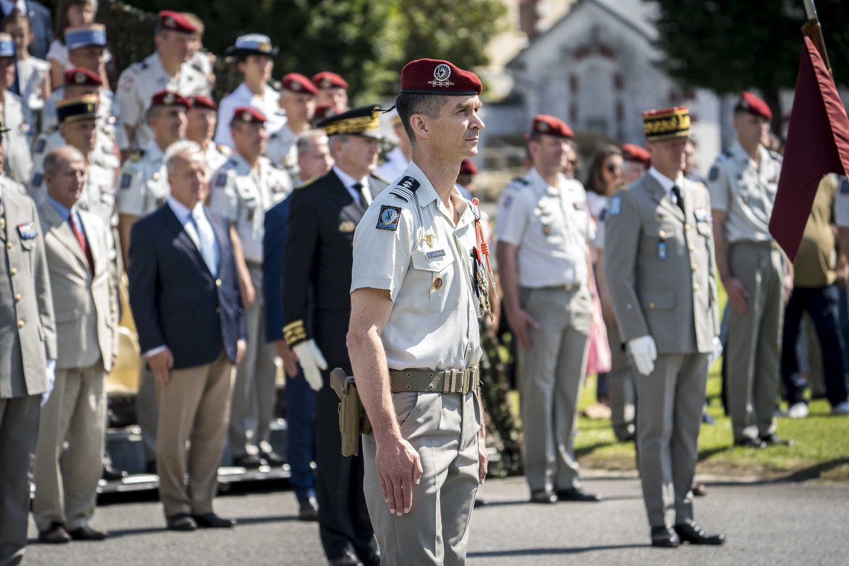 1erRHP's tweet photo. #PassCom
#Bercheny change de chef !
Le colonel Lancrenon, 100e chef de corps succède au colonel de Ligniville à la tête des #HussardsParachutistes au terme de 2 ans de commandement. https://t.co/yP0hp0wDwW