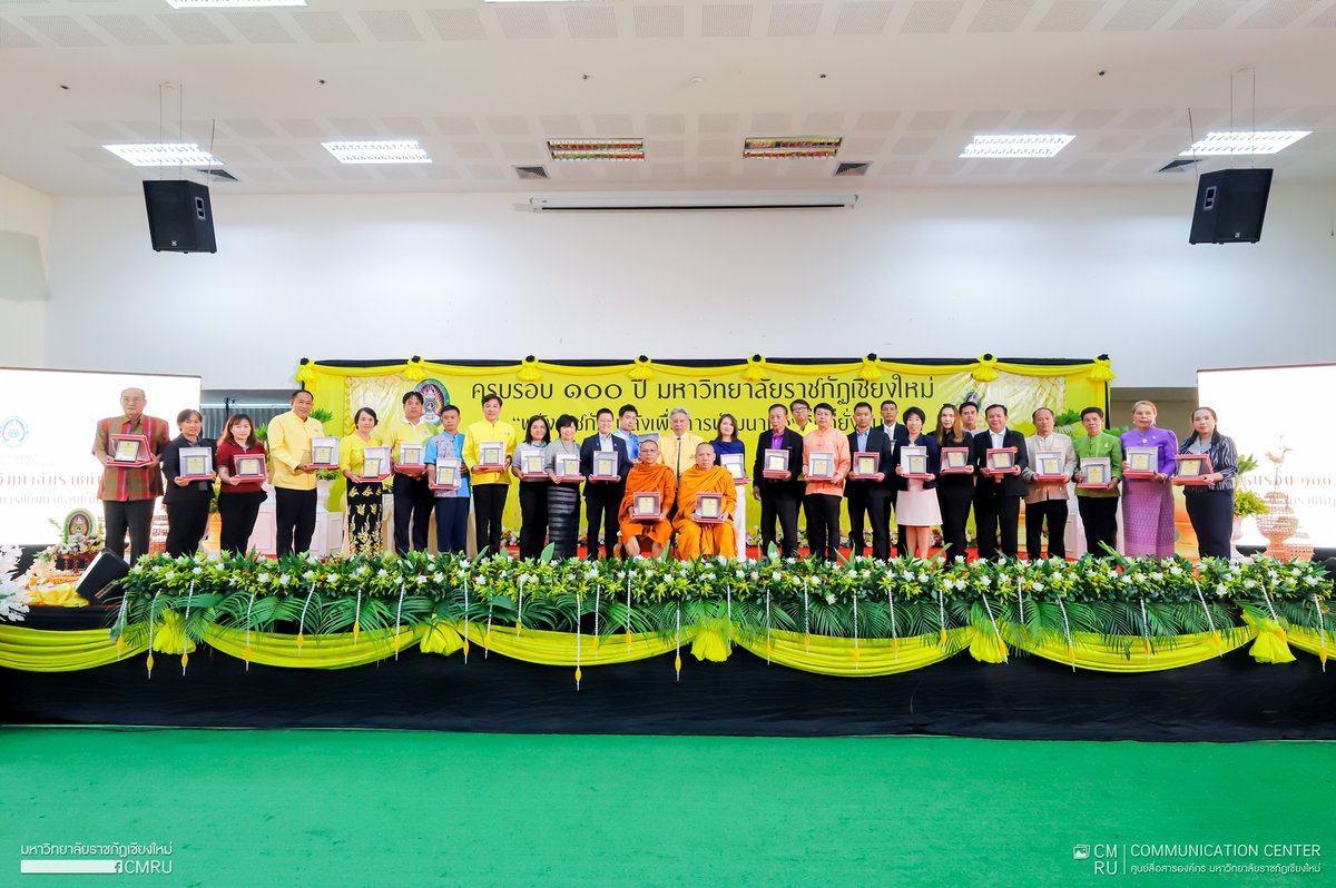 UNDPThailand's tweet photo. ท้องถิ่นคือตัวแปรสำคัญของการเปลี่ยนแปลง
@UNDP🇹🇭เข้ารับรางวัลหน่วยงานพัฒนาท้องถิ่นดีเด่นจากมหาวิทยาลัยราชภัฏเชียงใหม่จากความริเริ่มหลายโ���รงการ เช่น SDG Localization หรือ Clean Air Without Border Head of Solutions Mapping จาก @UNDPAccLabs🇹🇭ได้รับรางวัลบุคคลดีเด่นเช่นกัน #AccLabTH https://t.co/TzY71wt2W2