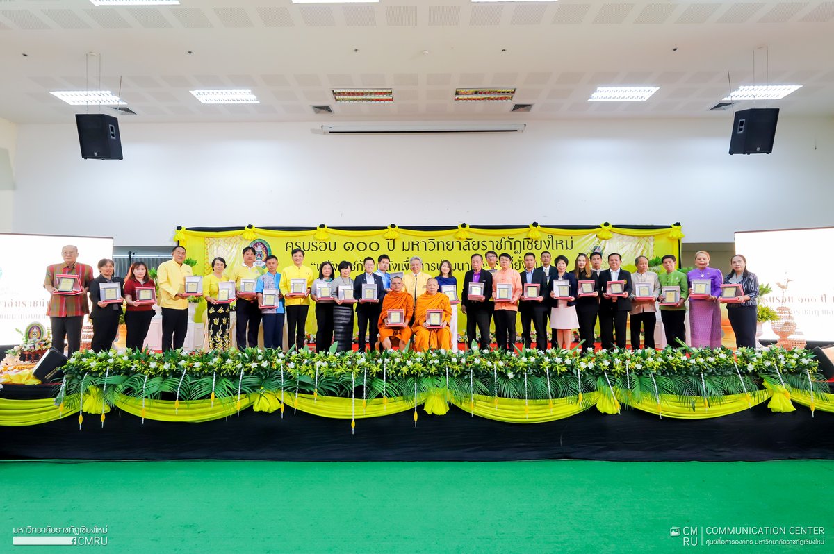 UNDPThailand's tweet photo. ท้องถิ่นคือตัวแปรสำคัญของการเปลี่ยนแปลง
@UNDP🇹🇭เข้ารับรางวัลหน่วยงานพัฒนาท้องถิ่นดีเด่นจากมหาวิทยาลัยราชภัฏเชียงใหม่จากความริเริ่มหลายโ���รงการ เช่น SDG Localization หรือ Clean Air Without Border Head of Solutions Mapping จาก @UNDPAccLabs🇹🇭ได้รับรางวัลบุคคลดีเด่นเช่นกัน #AccLabTH https://t.co/TzY71wt2W2